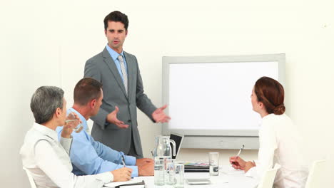 equipo de negocios aplaudiendo a su colega