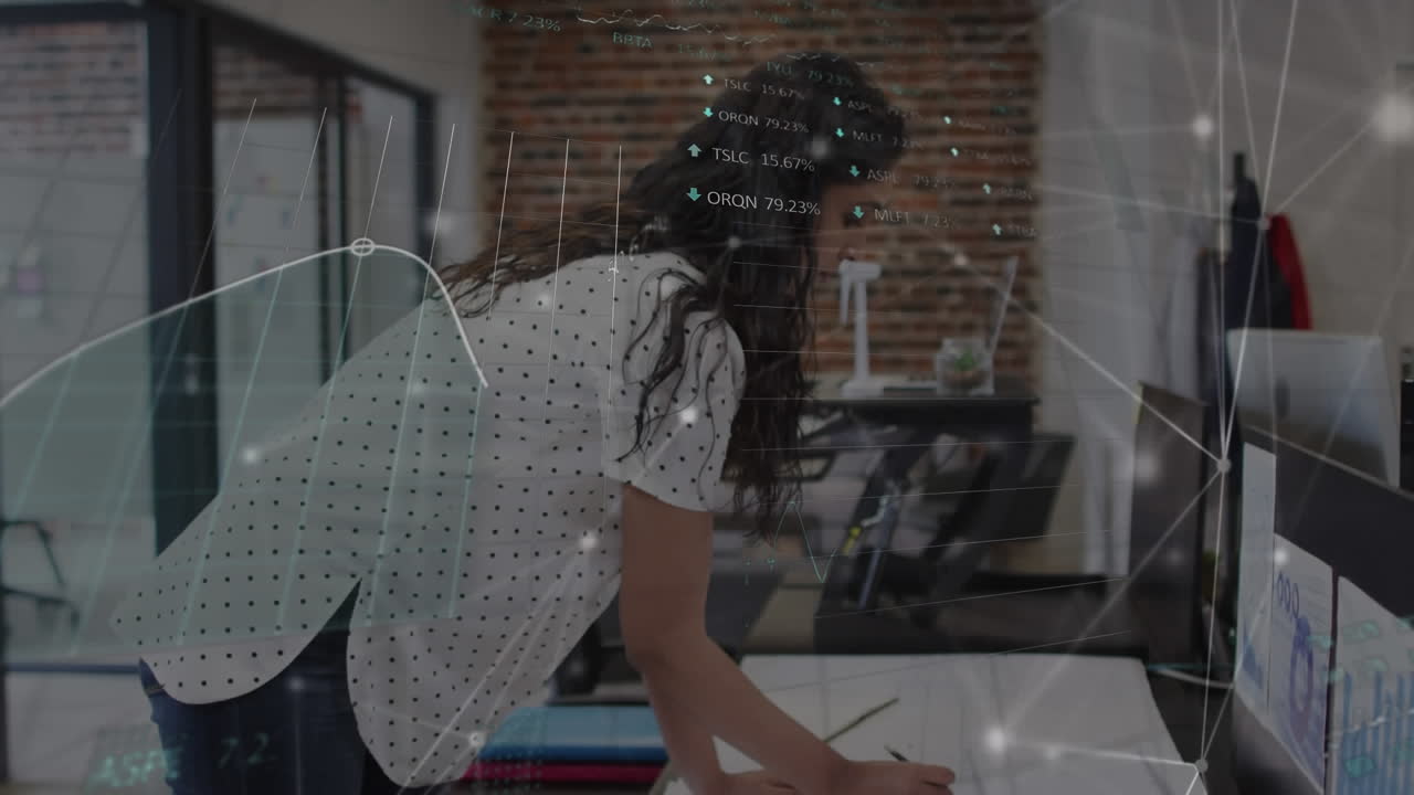 animación del procesamiento de datos sobre mujer de negocios caucásica en la oficina
