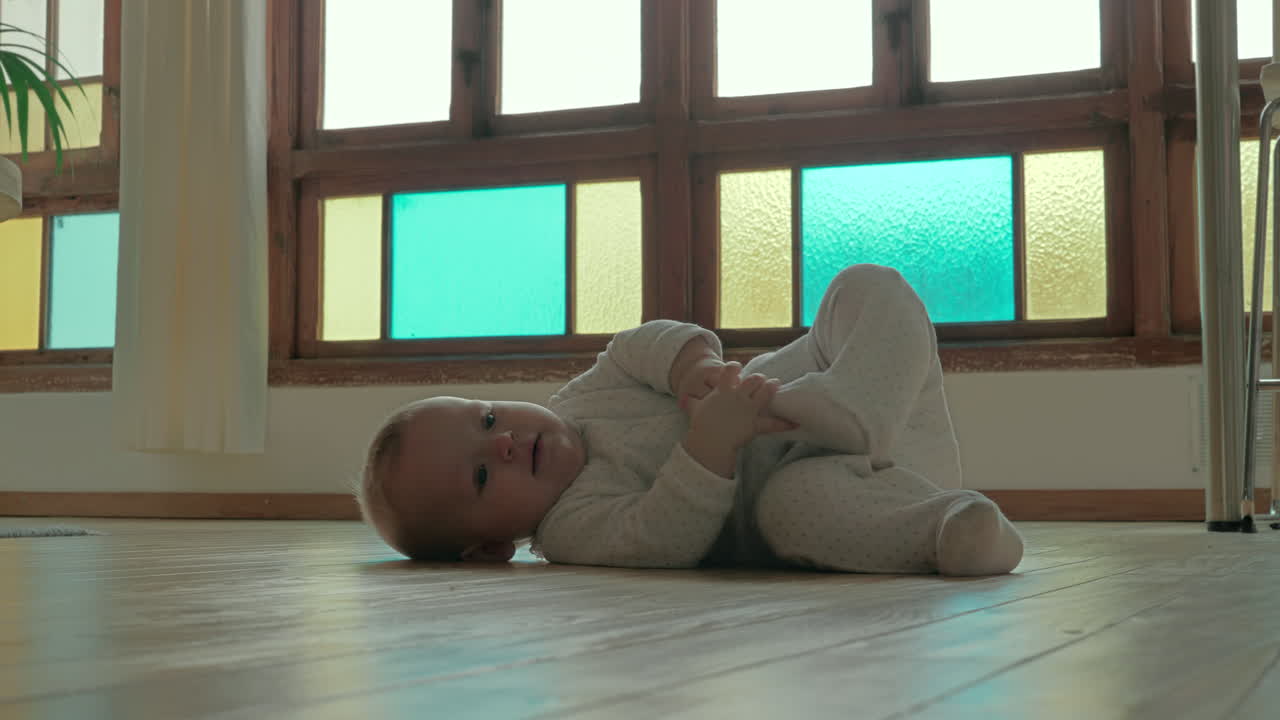 un bebé lindo jugando con el pie