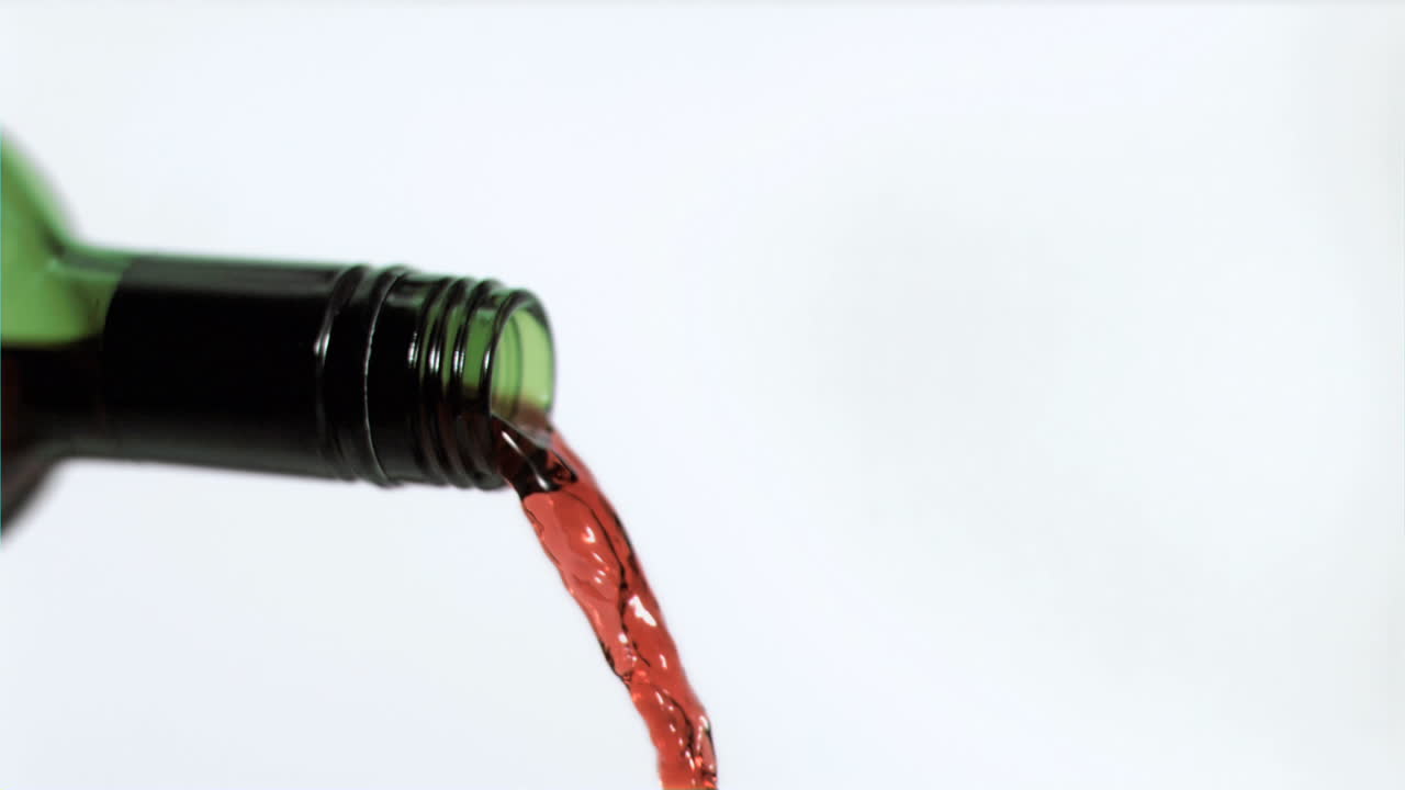 el vino rojo se vierte en súper cámara lenta.