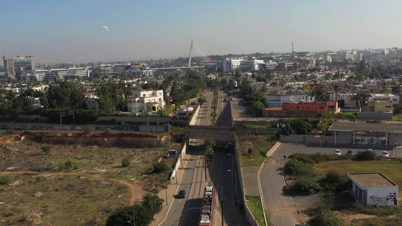 drone siguiendo un tranvía en casablanca