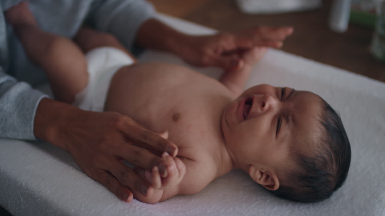 엄마 는 울고 있는 아기 를 돌보는 데 사용 하는 테이블 에 엄마 는 밤 에 아기 를 부드럽게 진정 시켜 집 에서 피곤 한 아기 를 진정 시킨다