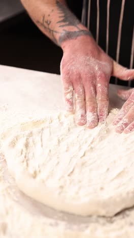 el chef preparando la masa de la pizza