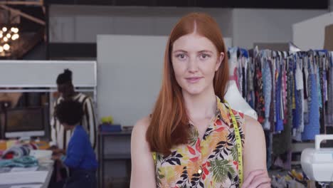 mujer caucásica mirando a la cámara en una oficina creativa
