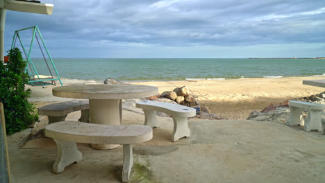 Patio-Vacío-Mesa-Y-Silla-Al-Aire-Libre-En-La-Playa-Con-Fondo-De-Playa-De-Mar