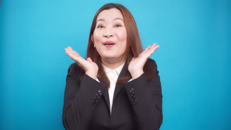파란색 배경에 고립 놀 찾고 아름 다운 아시아 사업가