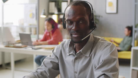 retrato de um agente de call center afro-americano em fones de ouvido