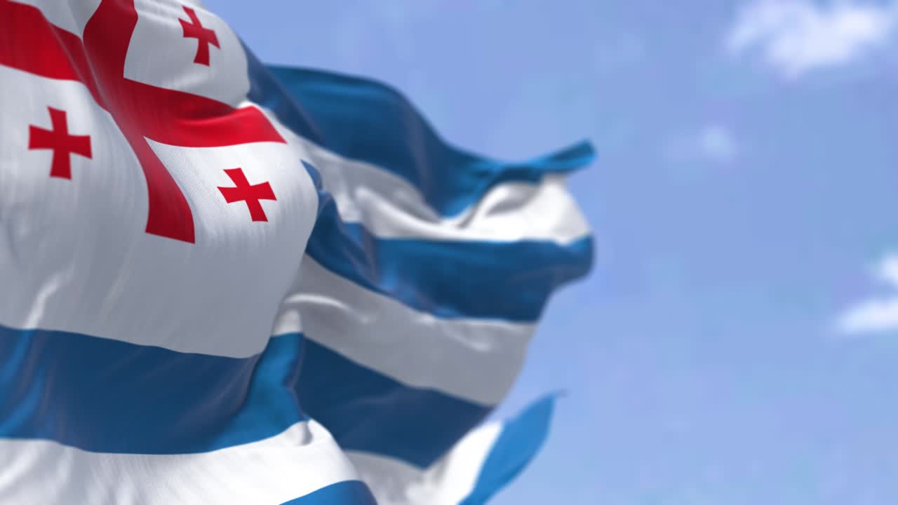 은 날 바람에 흔들리는 아자라의 발과 함께 느린 동작으로 끊임없는 루프