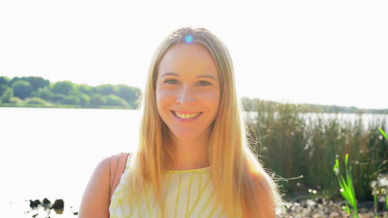 역광으로 웃고 있는 여자