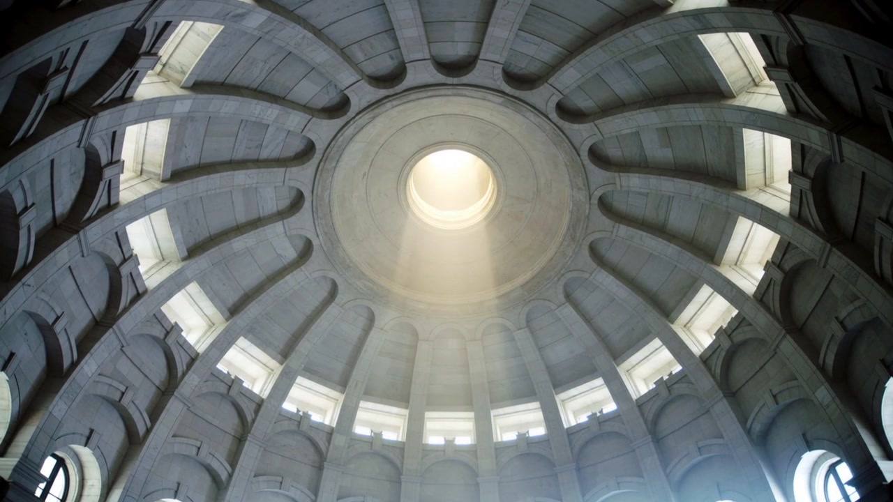 Il sole che passa attraverso l'oculo illumina un fascio di luce attraverso una rotonda a cupola, rivelando costoloni e finestre a cleristorio.
