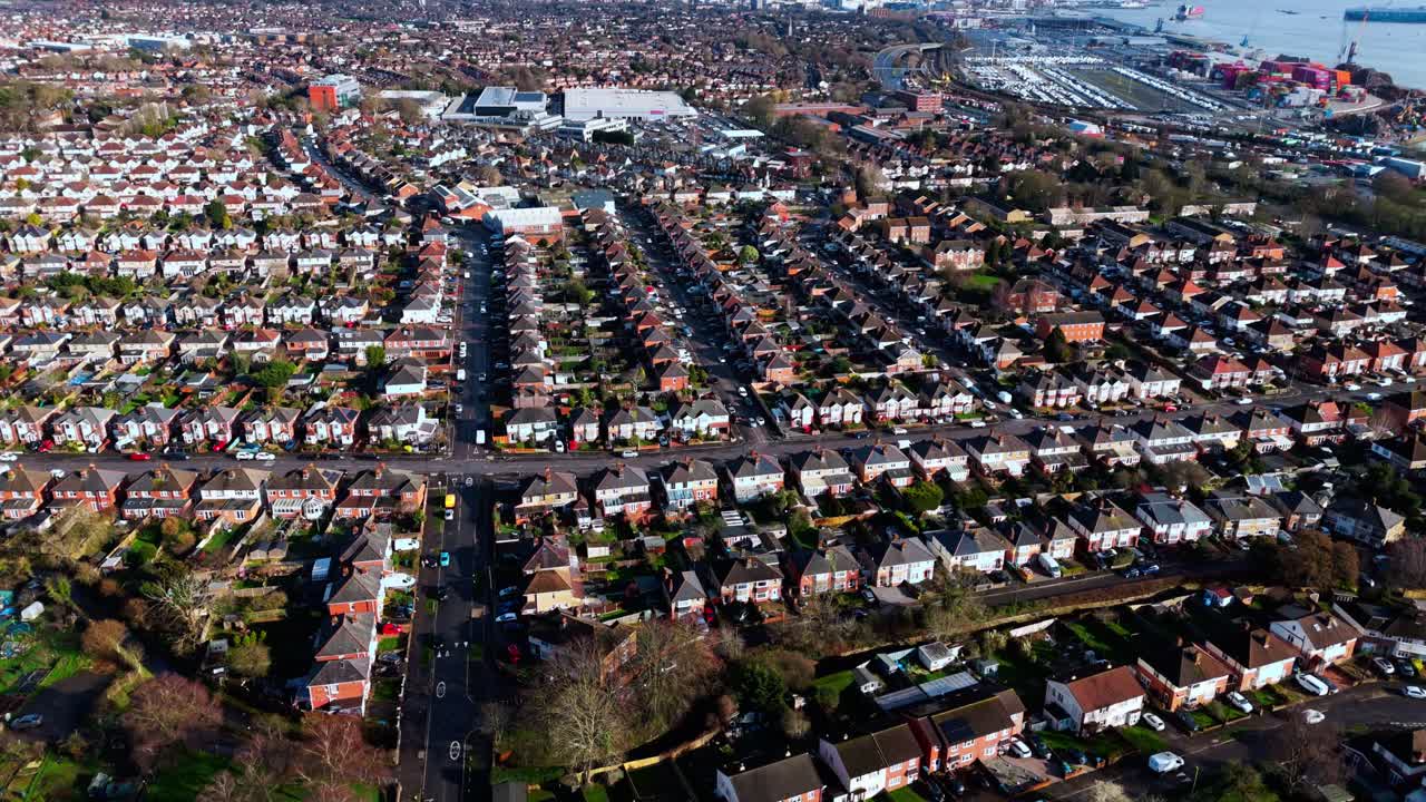 Scatto aereo con drone dall'alto sull'area residenziale suburbana di Millbrook a Southampton al tramonto, con alberi, case e natura circostanti. Scattato in inverno con traffico e auto che percorrono le strade.