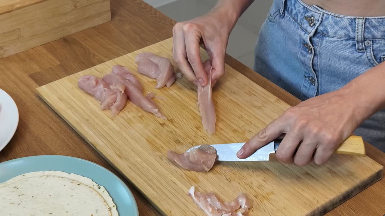 preparando pollo para una comida