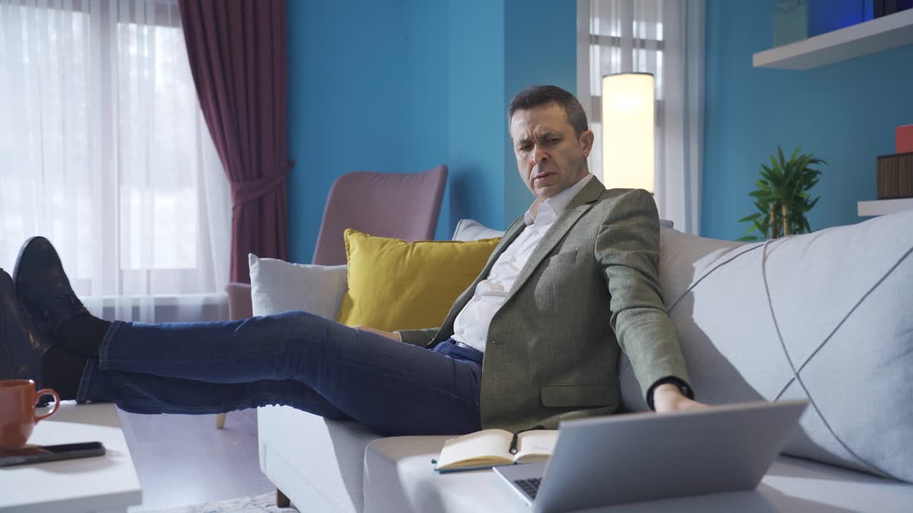 성숙한 남자는 나쁜 이메일과 뉴스를 받을 때 화를 내죠.