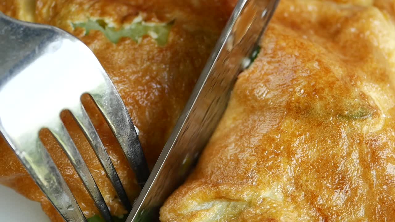 칼과 포크로 잘라낸 맛있는 오멜의 클로즈업