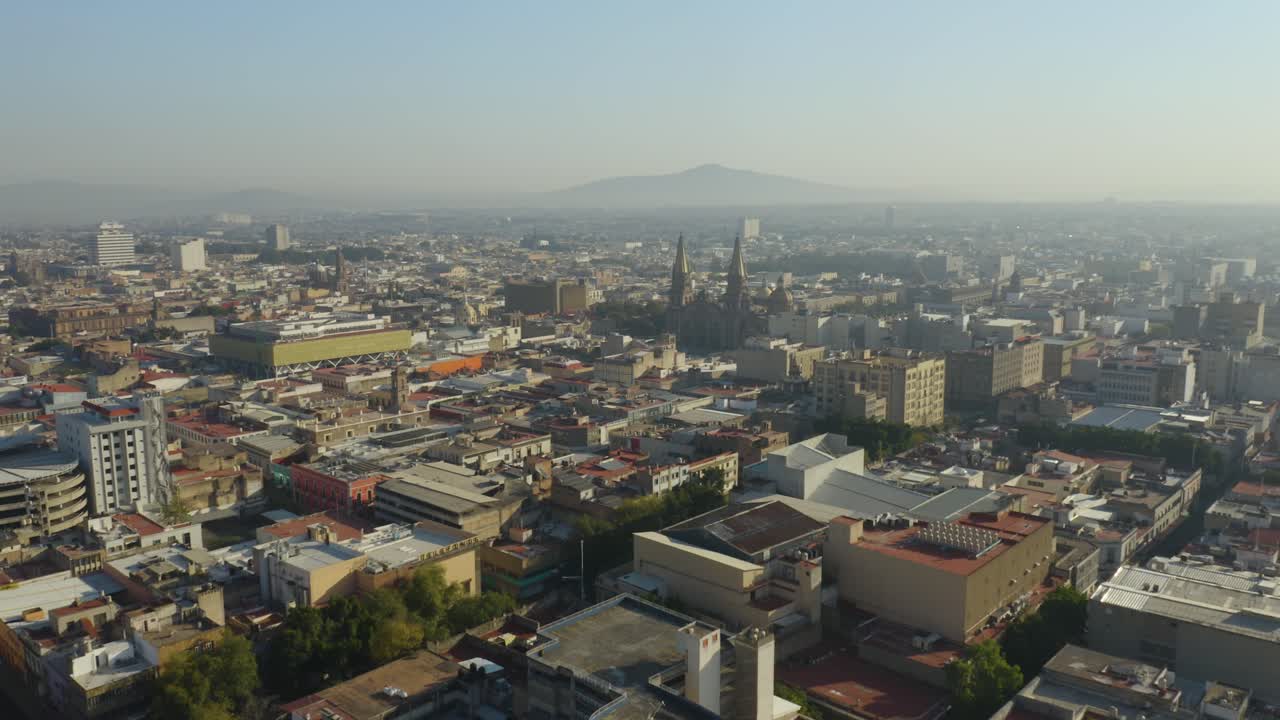 Drone se Aproxima da Catedral de Guadalajara, México. Smog. Nebuloso