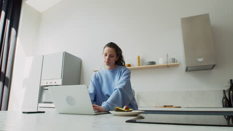 Mujer-Joven-Trabajando-En-La-Cocina-En-Casa