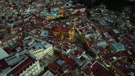 Drohne:-Umlaufbahn-Der-Innenstadt-Von-Guanajuato-In-Der-Abenddämmerung