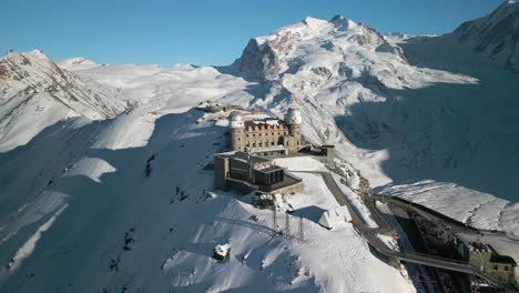 filmación cinematográfica en órbita sobre la famosa plataforma de observación gornergrat de suiza