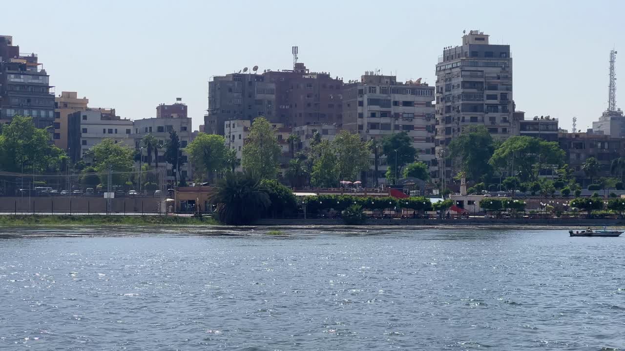 río nilo cerca de el cairo en egipto durante el día con fauna y vegetación en el norte de áfrica