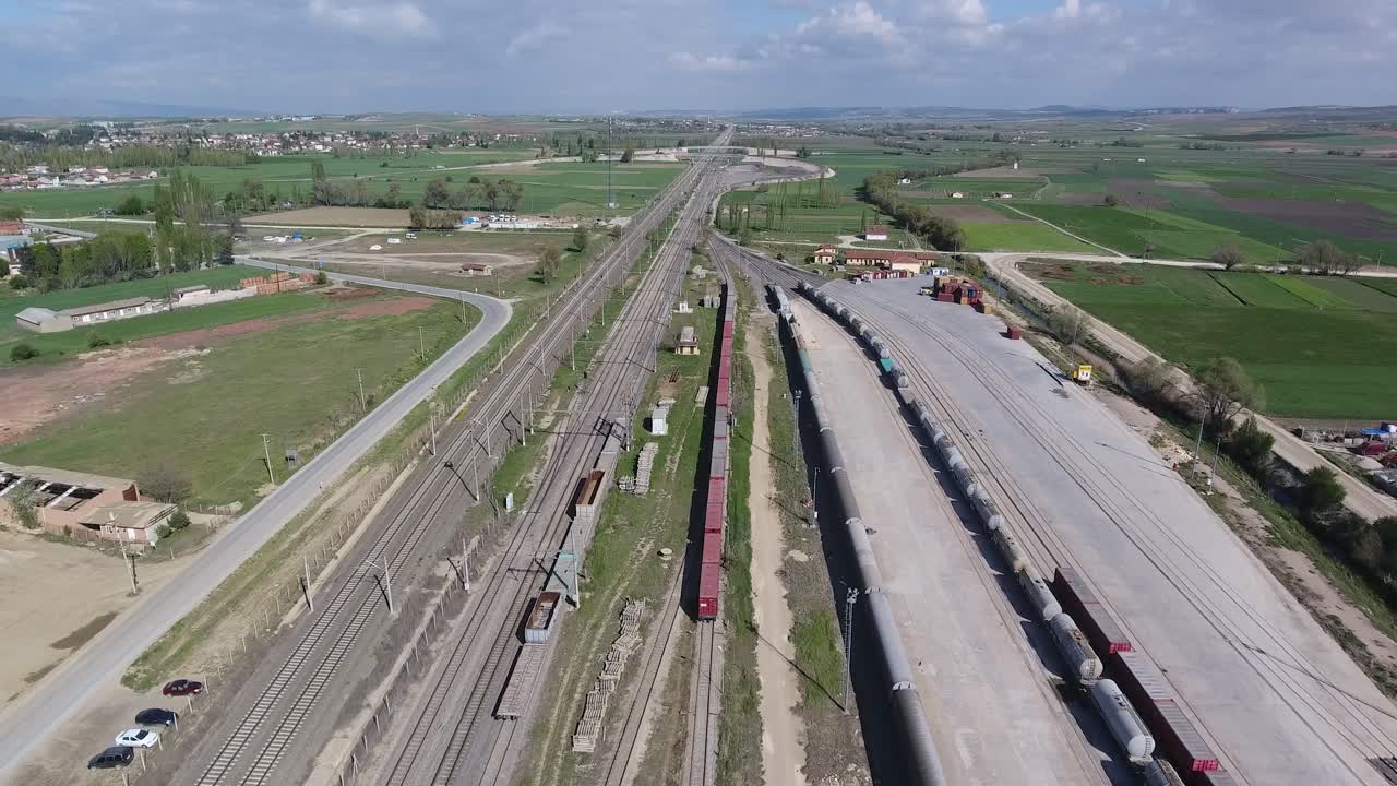 Drohnenvideo über dem Bahnhof