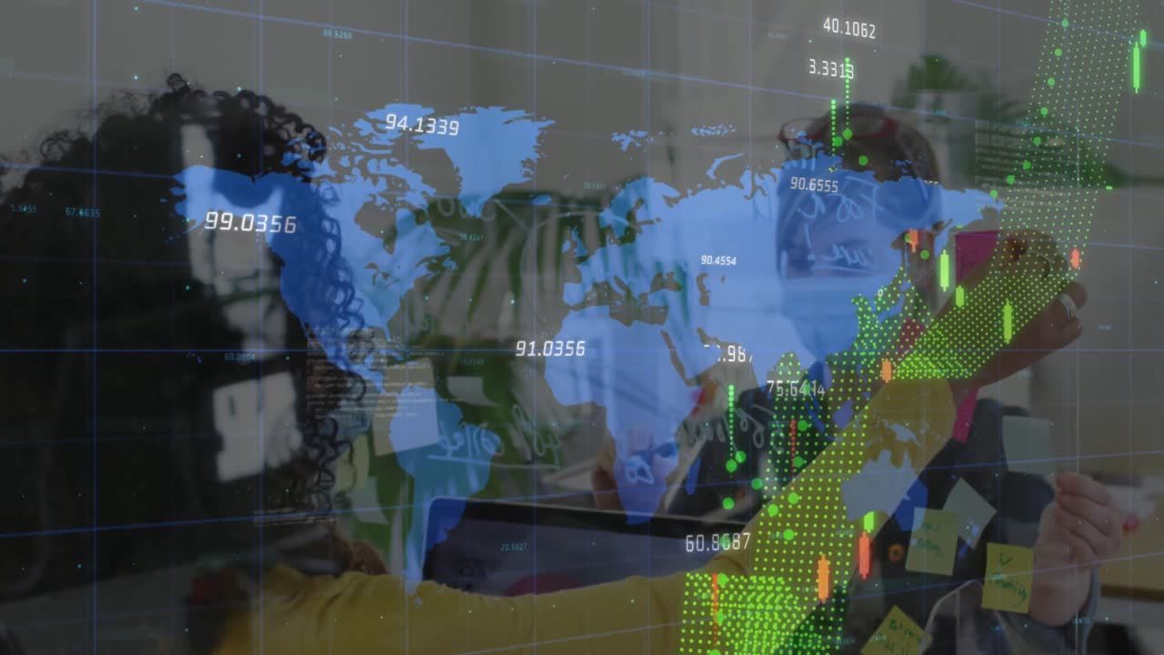 animación del procesamiento de datos financieros sobre personas de negocios con máscaras faciales en la oficina.