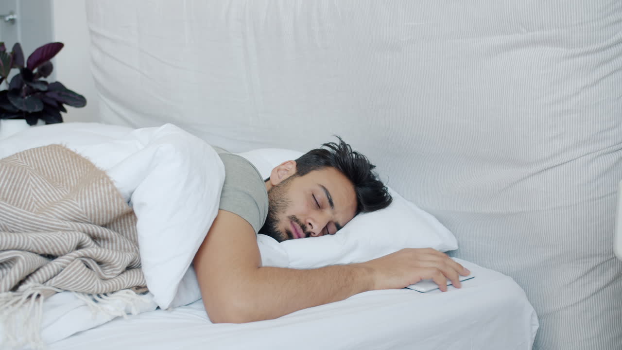 침대에서 자고있는 남자