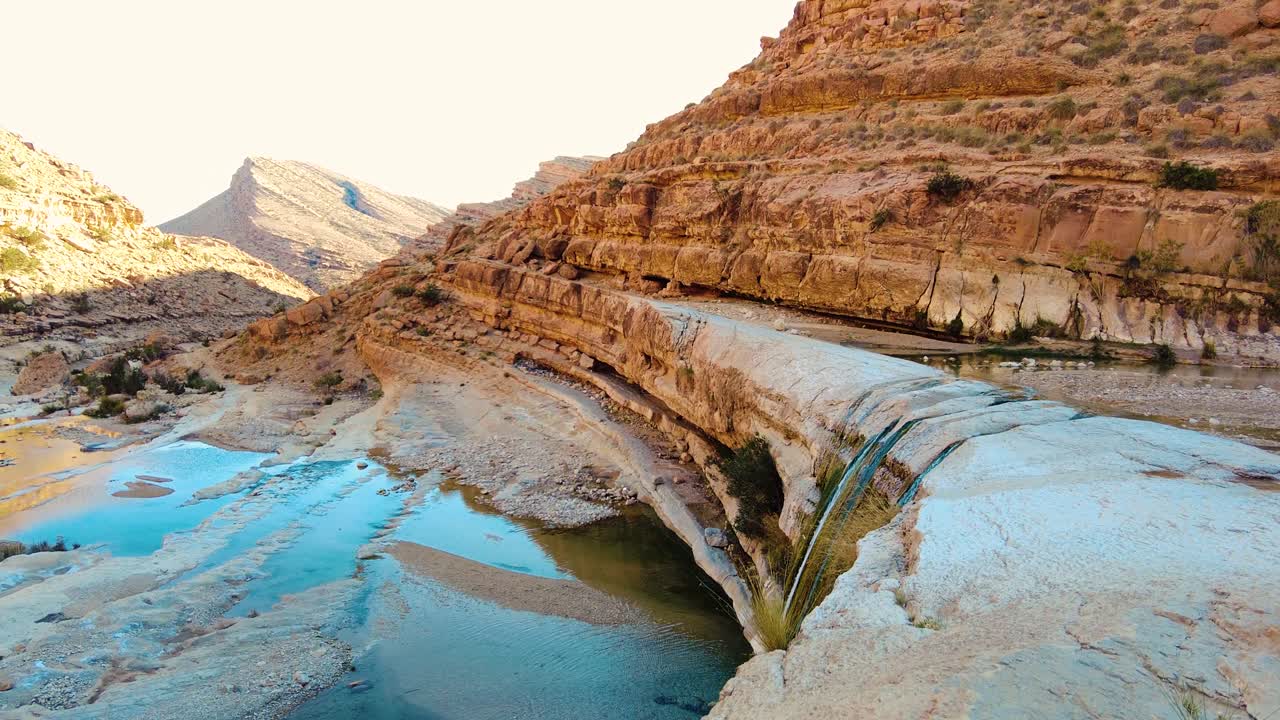 Una cascata nel mezzo del deserto del Sahara, Algeria, Biskra