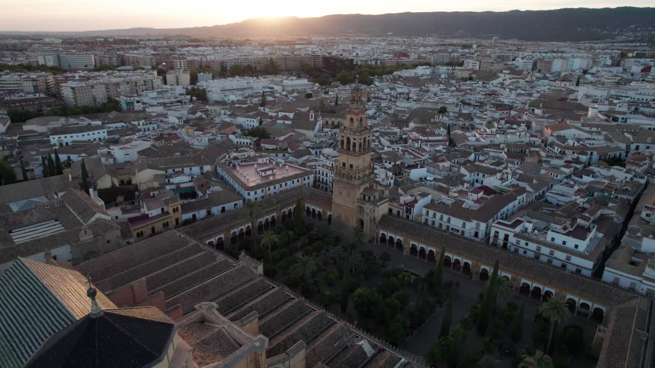 Vista aérea circular da mesquita-catedral em Córdoba, Espanha durante a hora azul