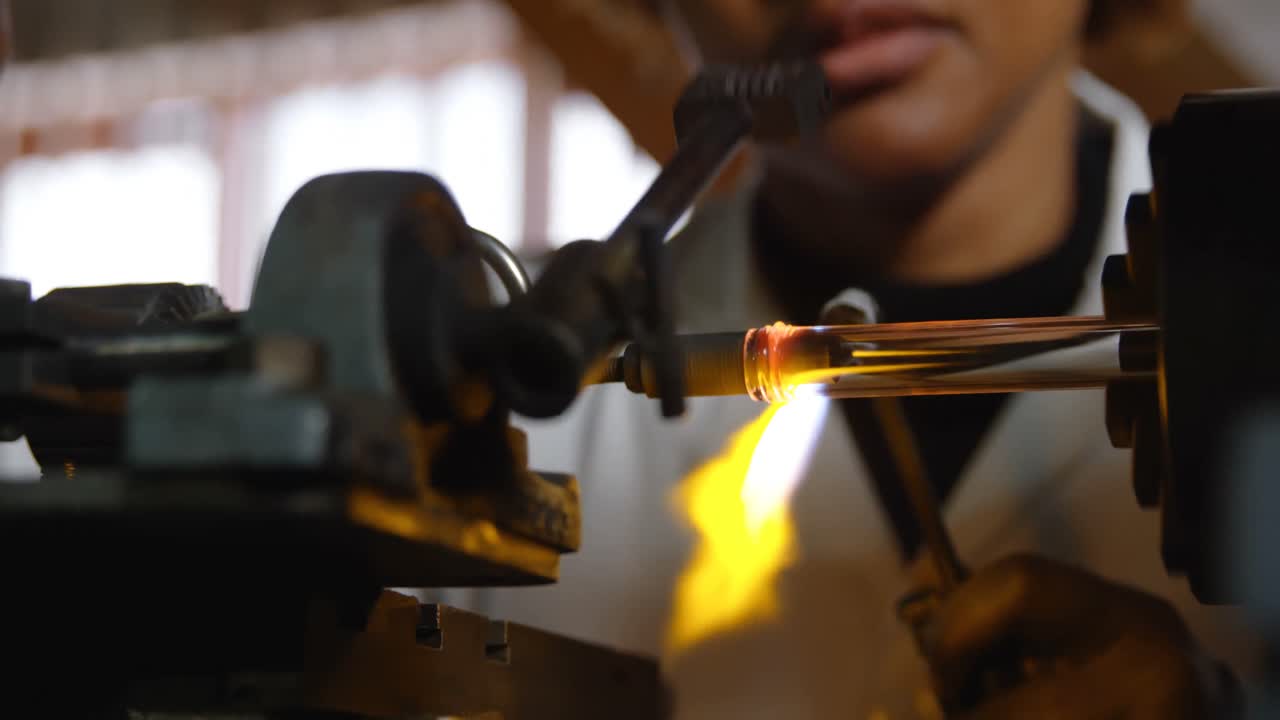 유리 공장에서 유리를  ⁇ 는 여성 노동자의 클로즈업 4k