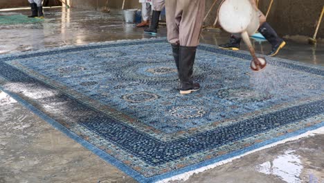 el oficio de lavar alfombras