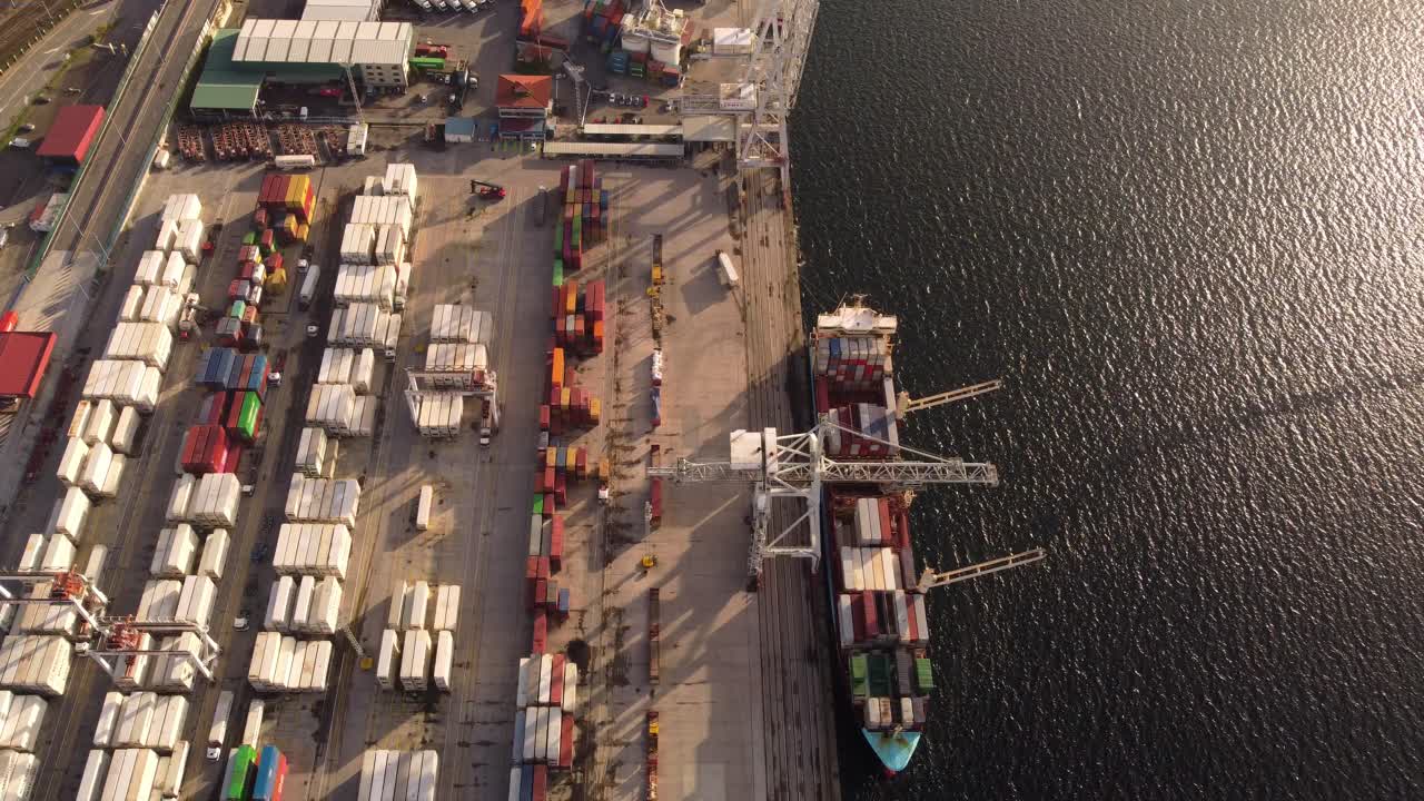 vista aérea sobre la carga y descarga de un buque portacontenedores de carga vigo en la terminal del astillero del puerto
