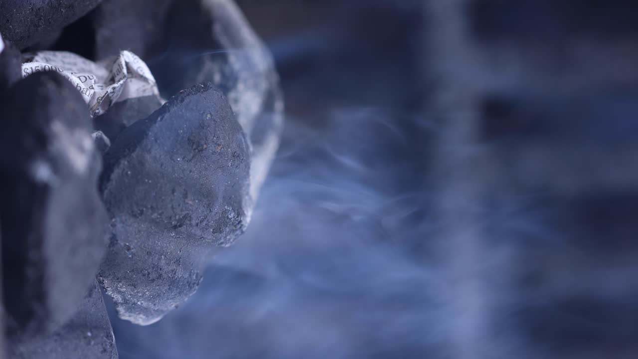 석탄은 바비 ⁇ 에서 불타기 시작하고, 석탄은 증기와 연기를 내고, 석탄은 불타고