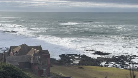 Mittelalterliche-Architektur-An-Der-Küste-Von-Oregon-Mit-Starken-Wellen,-Die-Im-Pazifischen-Ozean-Plätschern