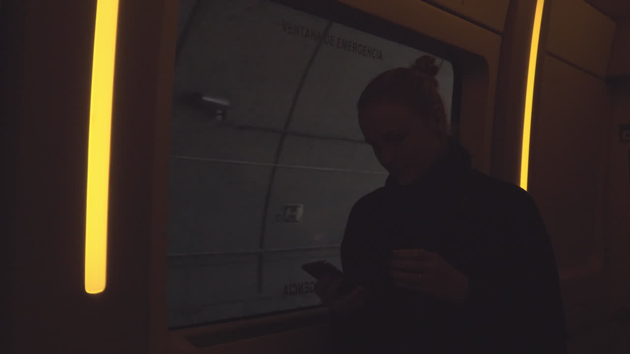 Donna su un treno pendolare che attraversa una galleria