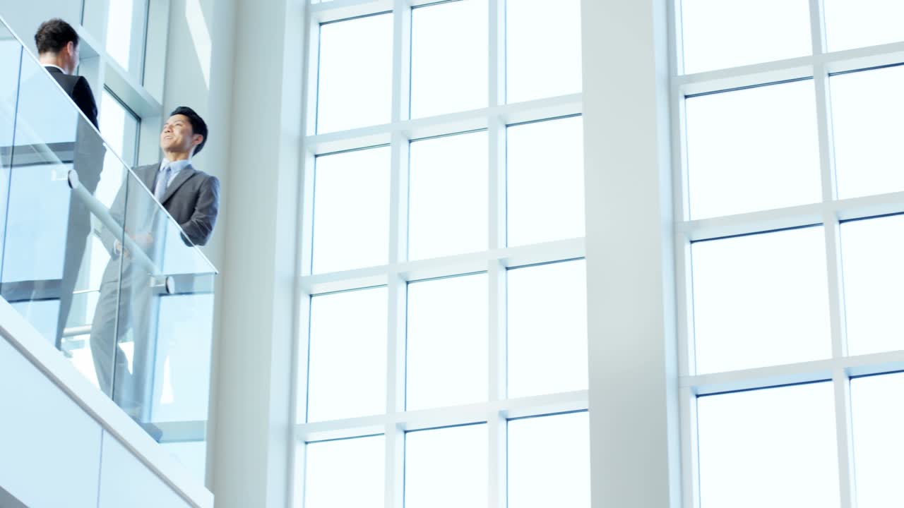 hombre mujer apretón de manos equipo inmobiliario multiétnico