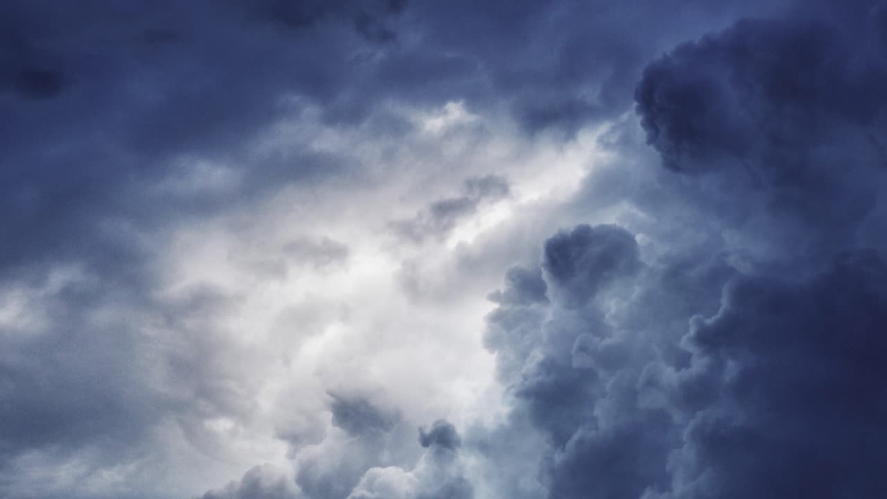 먹구름이 뇌우와 함께 가까이 다가왔다