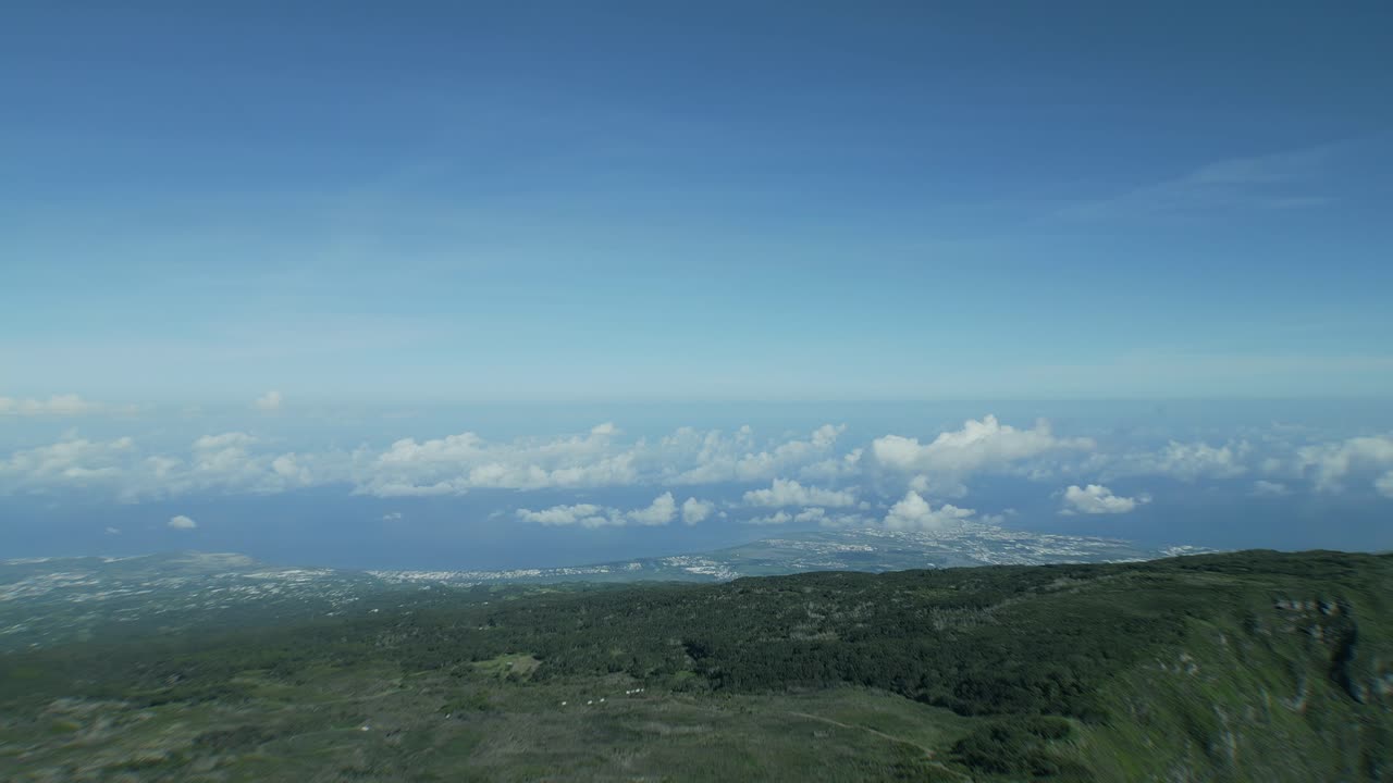 이른 아침에 mafate에서 인도양을 향해 구름을 넘어 서쪽으로 날아가는 드론