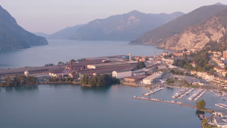 maravillosa vista aérea del puerto lovere, panorama del lago iseo, lombardía italia