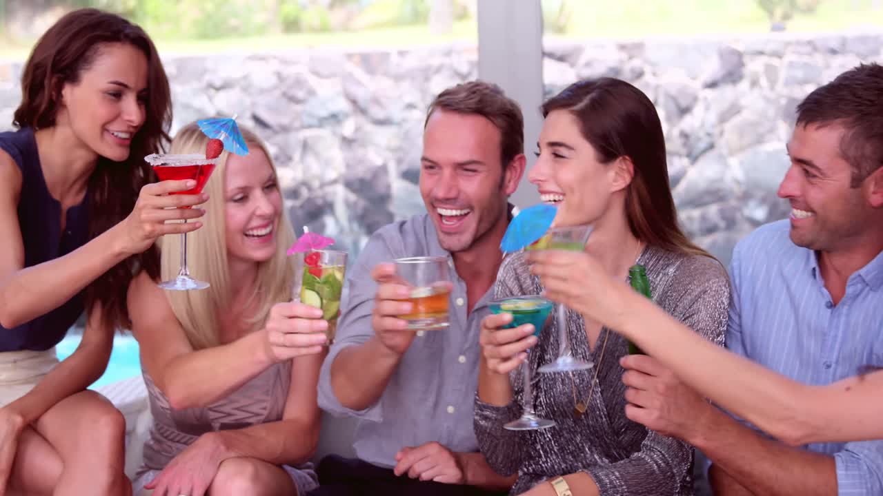 amigos felices bebiendo cócteles y cervezas