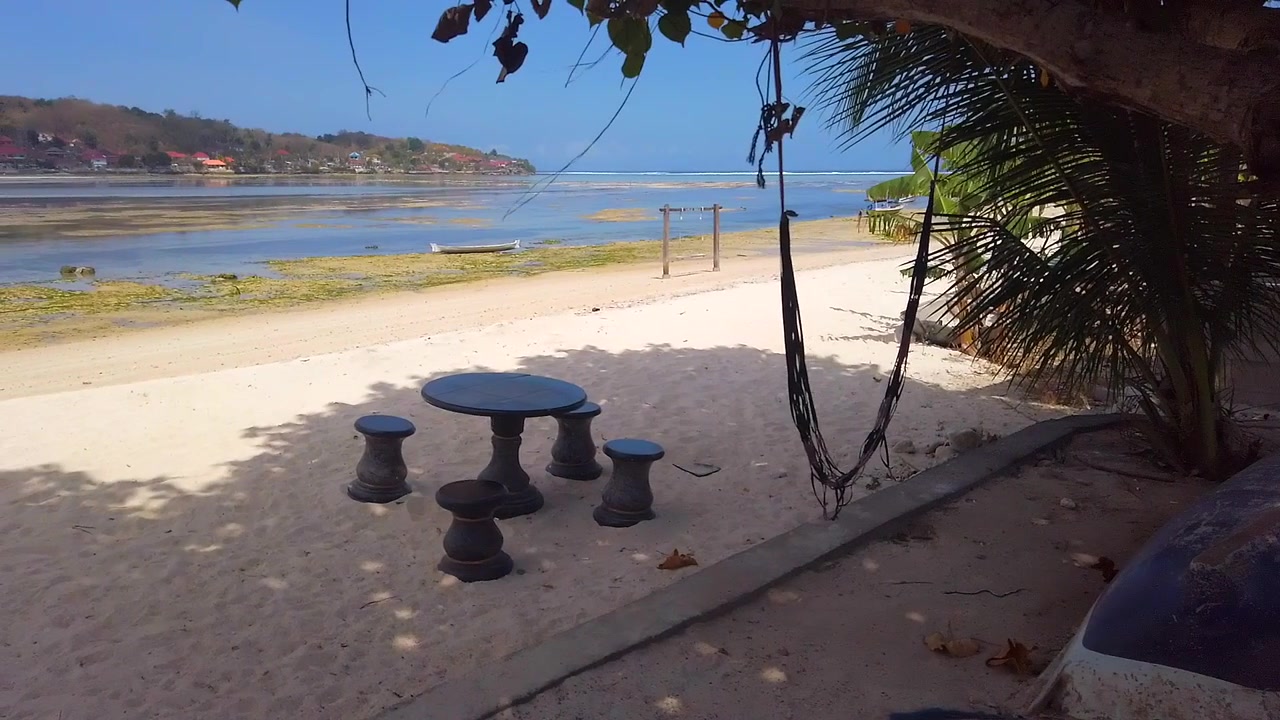 Costa tropicale e splendida spiaggia dell'isola di Nusa Lembongan. Bali. Indonesia