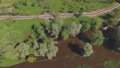 Der-Geflutete-Fluss-Bedeckte-Den-Gewundenen-Holzsteg