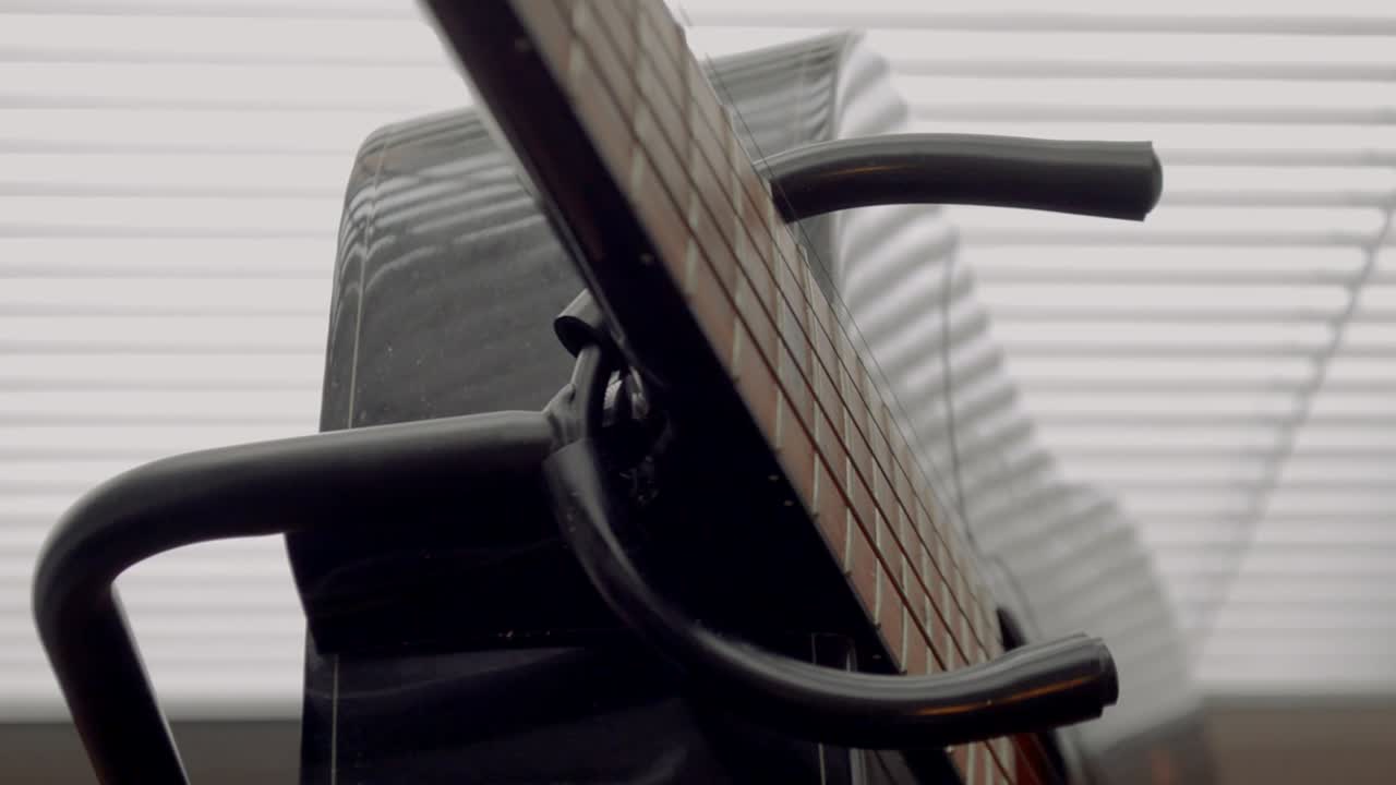 창가에 있는 검은색 어쿠스틱 기타