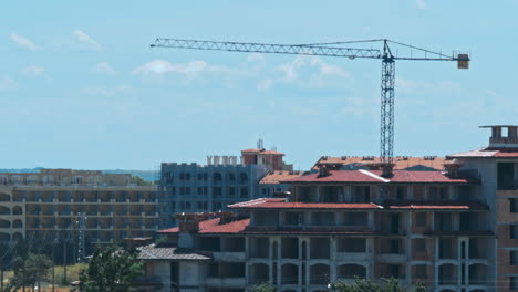 sitio de construcción con grúa torre