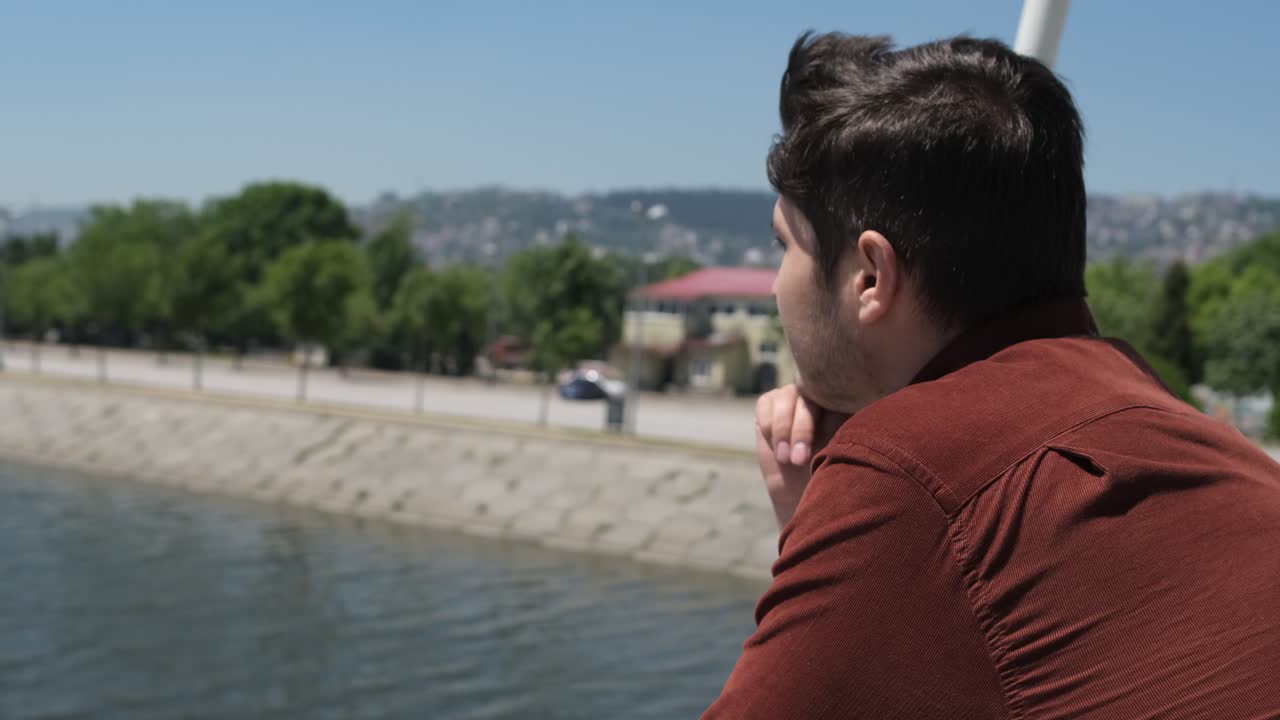 hombre pensativo en el exterior