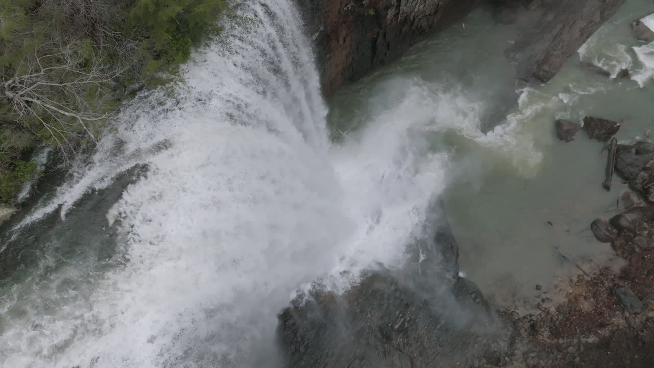 toma aérea en cámara lenta de la cascada de arriba hacia abajo