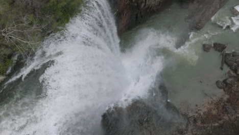 Toma-Aérea-En-Cámara-Lenta-De-La-Cascada-De-Arriba-Hacia-Abajo