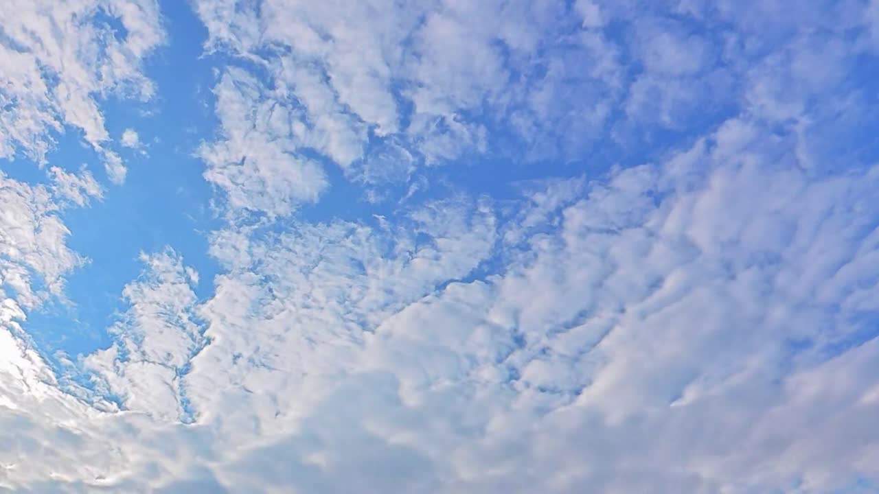 Fluffy clouds in blue sky creating serene and peaceful atmosphere