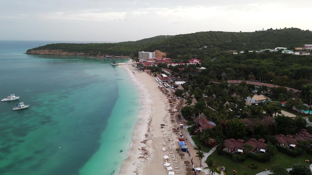 Dickenson Koyu, Antigua Barbuda'da Turkuaz Okyanuslu Plaj - Havadan Çekim