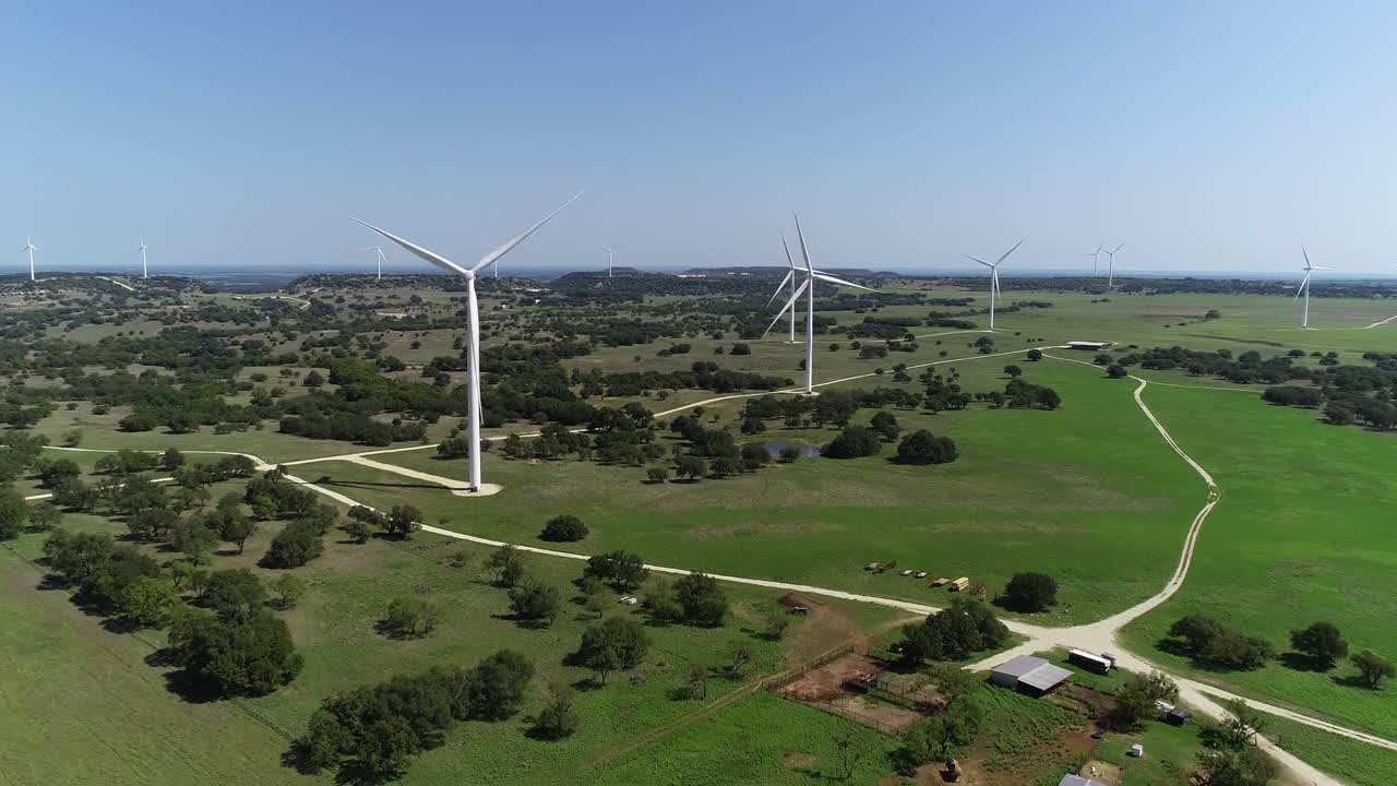 video aereo de aerogeneradores fuera de la ciudad de comanche en texas
