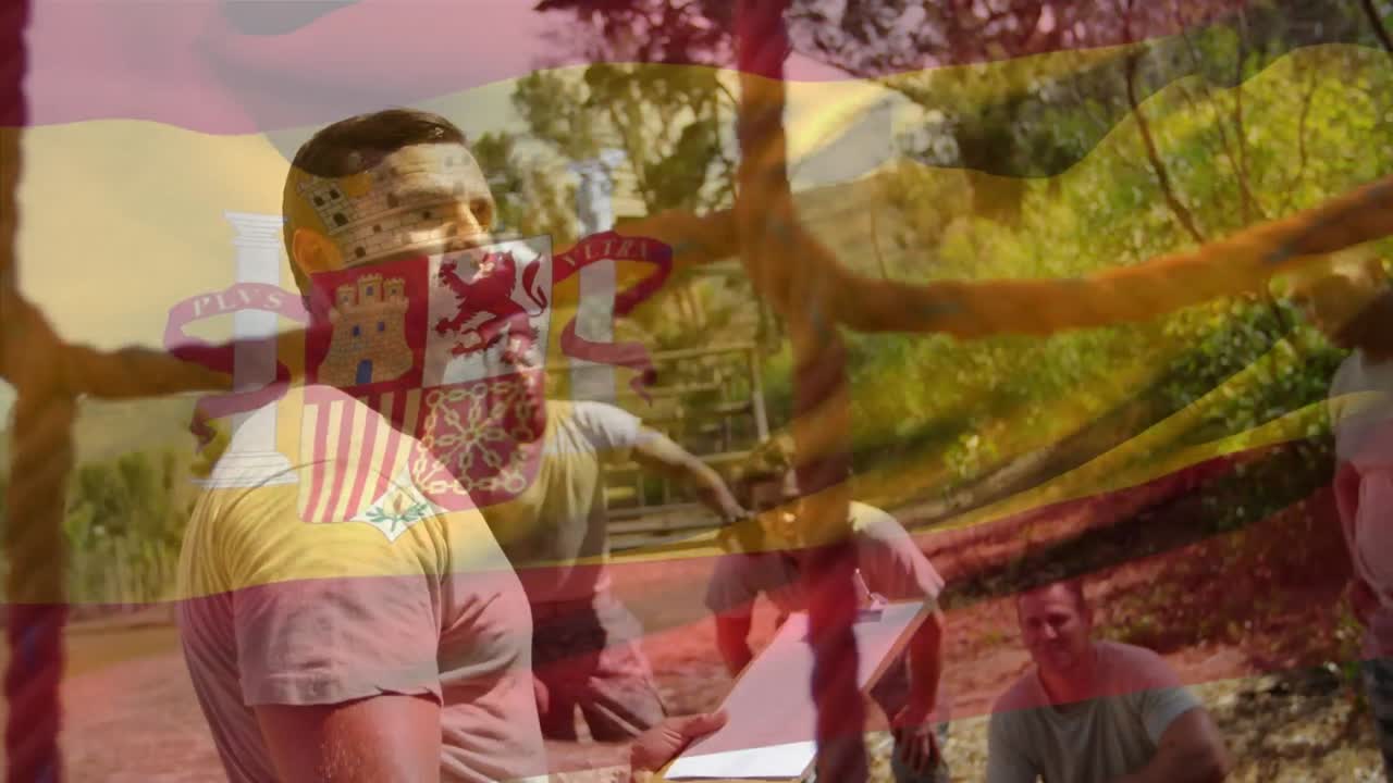 animación de la bandera de españa sobre varios soldados masculinos durante el entrenamiento